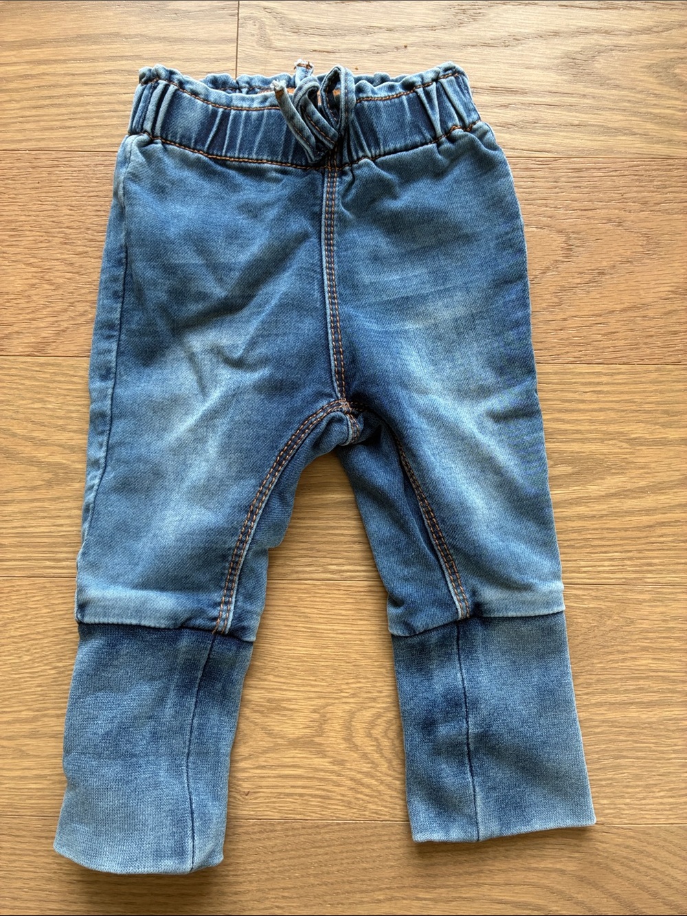 pantalon Souris Mini 6-9 mois, style denim/jogger.